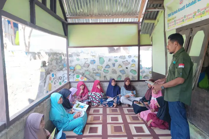 Hifni Djafar: Pahlawan Literasi yang Menghidupkan Pulau Ende Lewat Buku